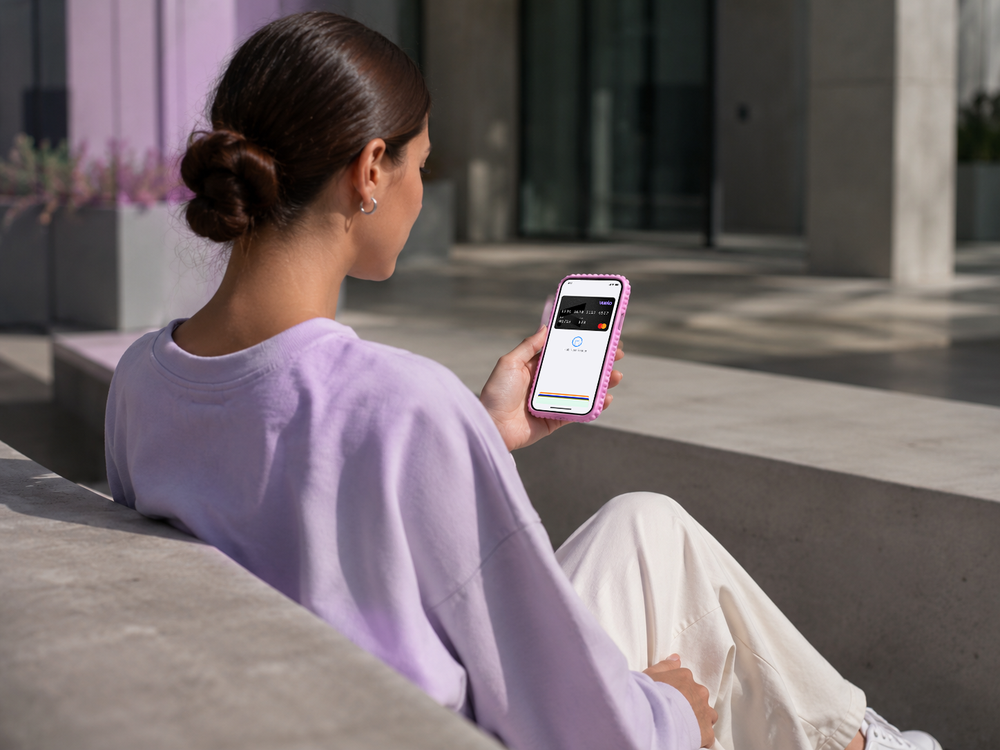 Person in a lilac jumper looking at a Vuelo card on their phone